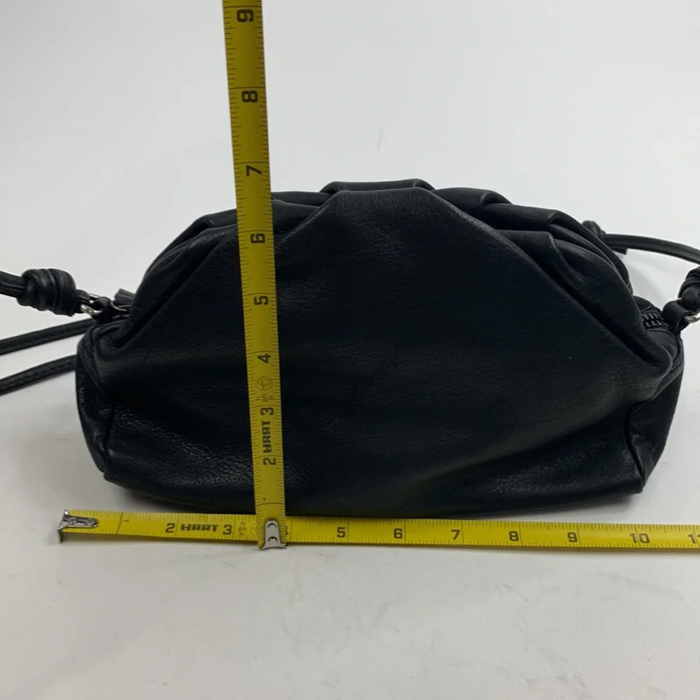 Vintage Leather Shoulder Crossbody bag Black Lined Pockets Zip Magnetic closure